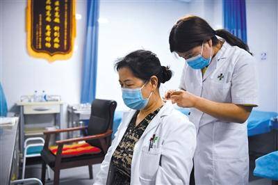 市人民医院|援疆医生“以身试针”培养年轻人才