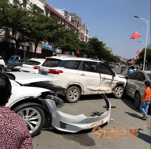 东莞一无人驾驶出租车被撞 谁负全责?