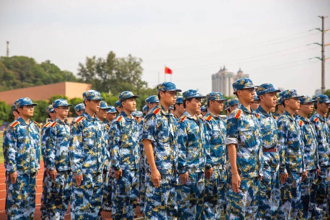 人在邑大丨穿上这身迷彩服,我们英姿飒爽向前冲!