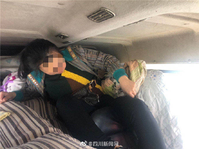 乘客|四川高速公安挡获一客货混装面包车 乘客被挤货物间“夹缝中求生存”