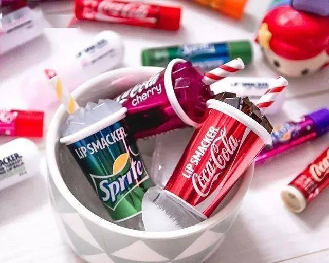 可口可乐|会玩!可口可乐竟开始做唇膏?!连接吻都是汽水味儿~