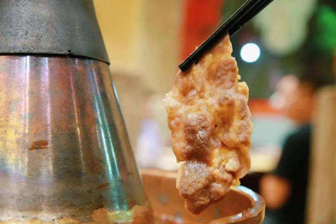 烧烤|用一口锅吸引了90%的回头客！更牛的是...十堰这家人气餐饮店