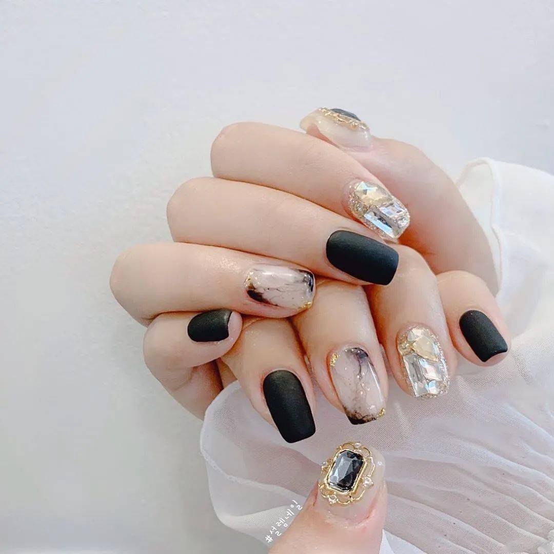 款式|每刻美丨两大流行款式的秋季美甲新鲜直达