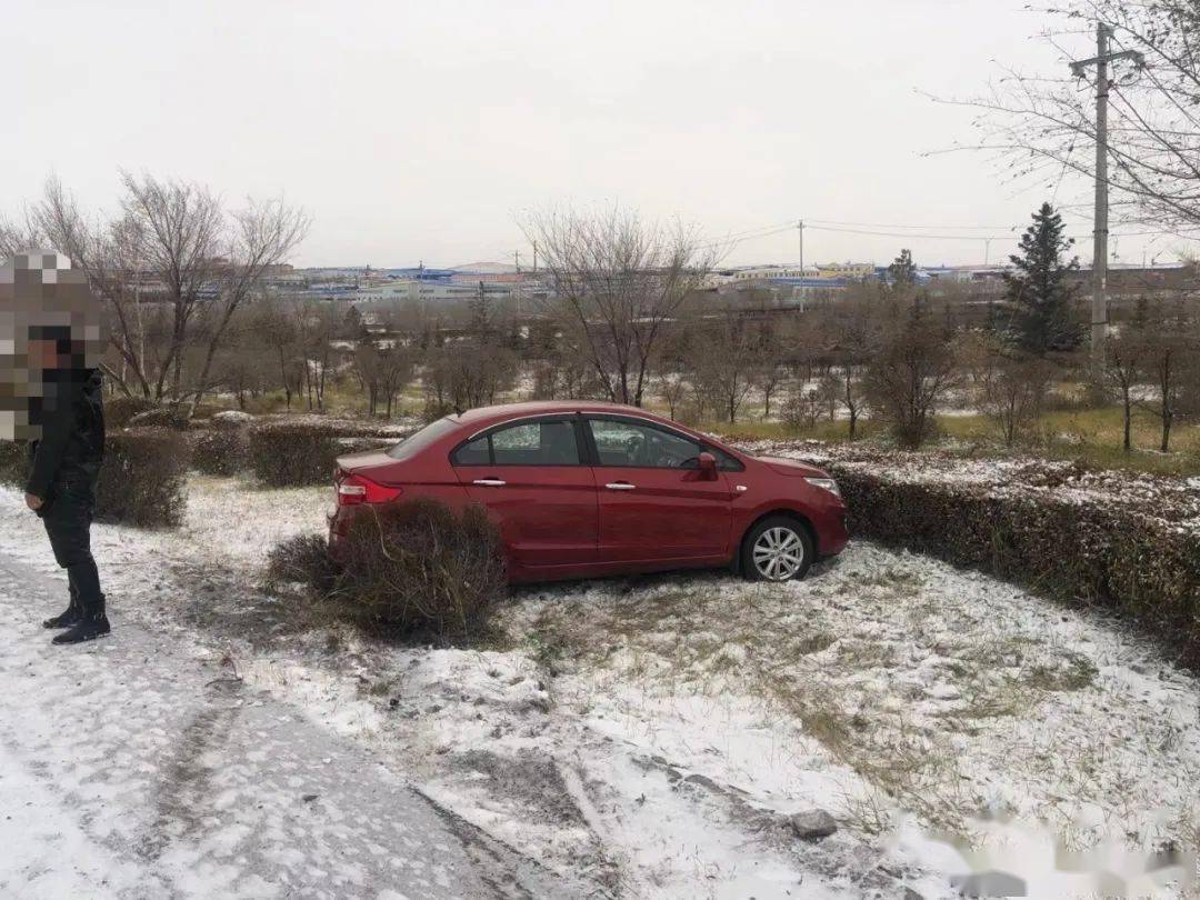 雪天里多车发生倾覆事故!