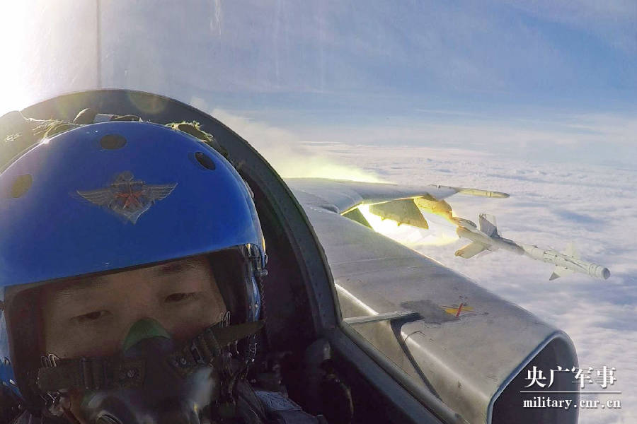 海军航空兵在南海海域组织大规模导弹实射！