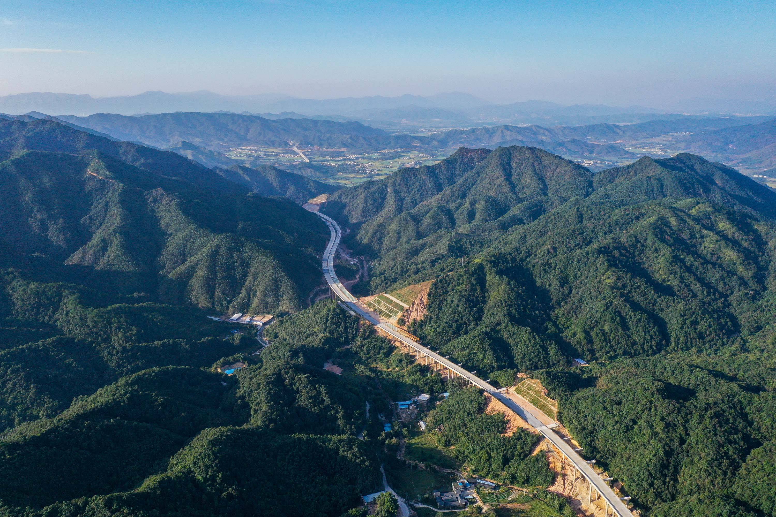 广东:韶新高速松山隧道全线贯通