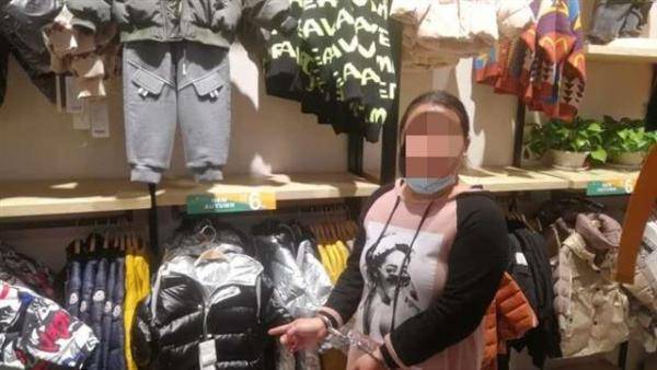 婴儿车里没婴儿却有15件衣物，女子商场内被安保