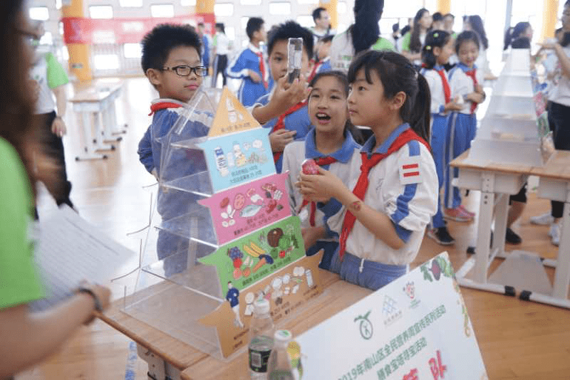 营养|如何挑选健康零食？深圳启动儿童营养教育项目，将有50000名学生及家庭受益