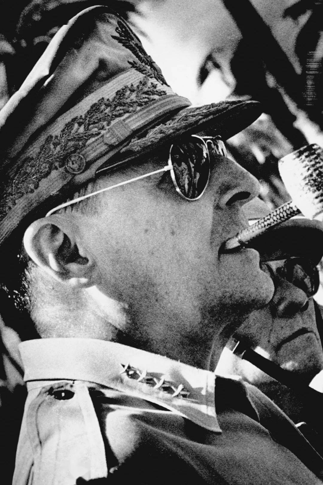 墨镜|为什么时尚绕不开飞行员？