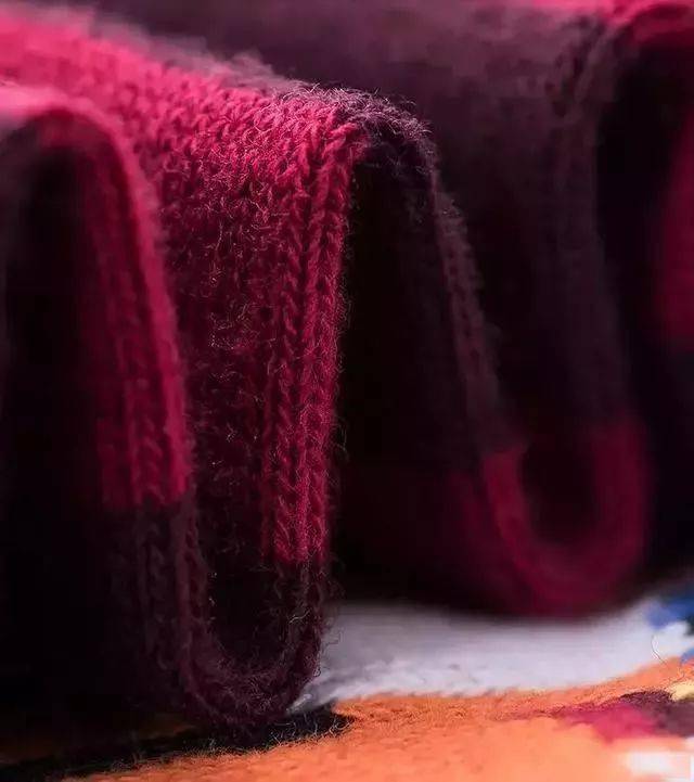 双吸睛|男生 | 你会穿袜子么？