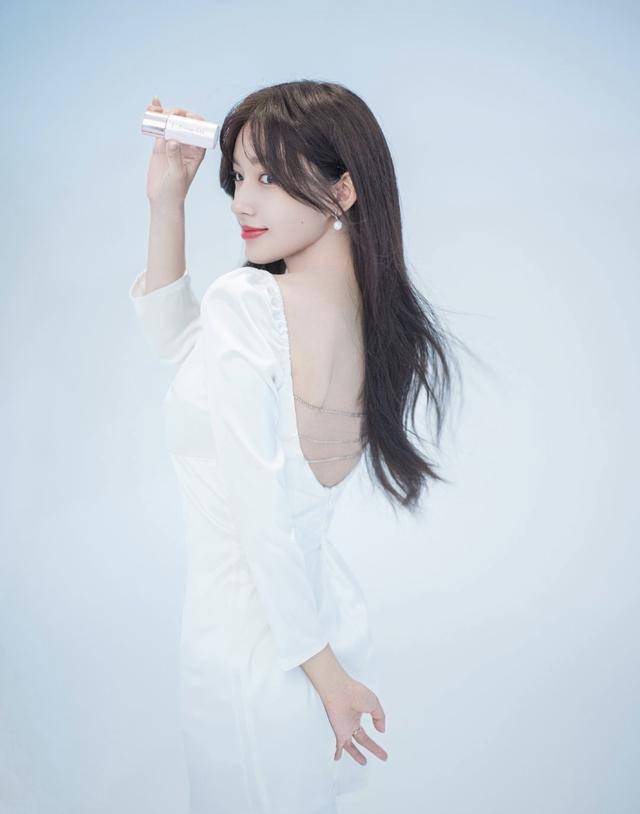 "漫画少女"程潇晒照,穿白色露背裙大秀性感,女团身材太瞩目