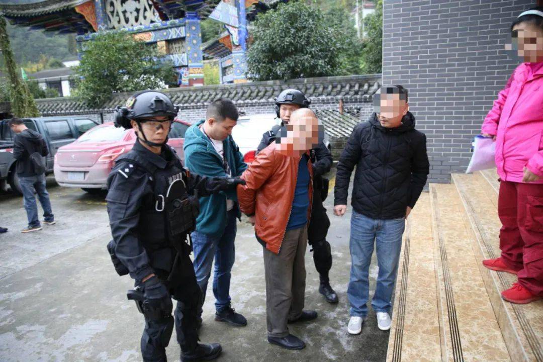 出动装甲车抓捕,看德阳"村霸"支书
