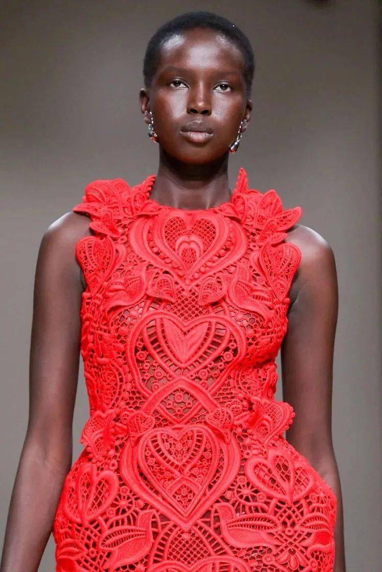 冒险|Pantone发布“月经红”色号,充满活力和冒险精神的红色是如何“驰骋”整个时尚界的？