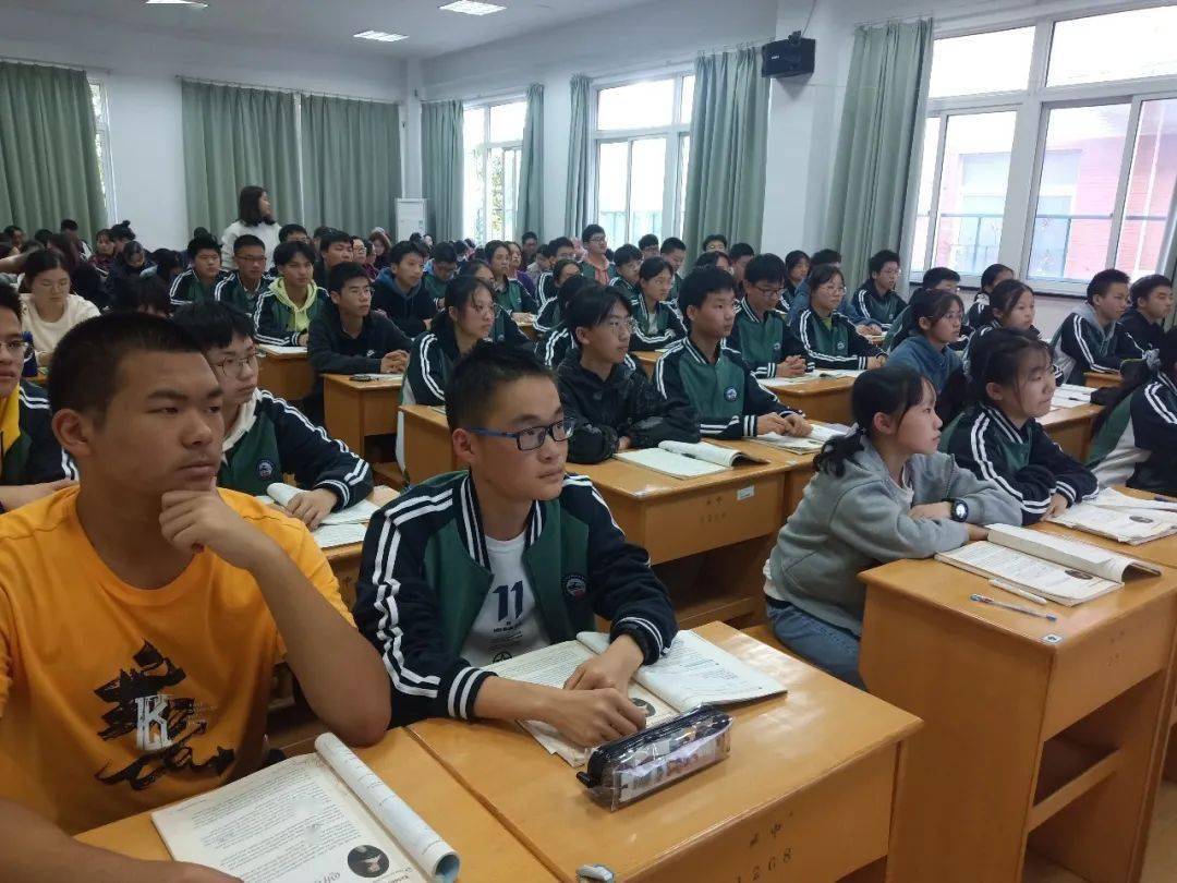 戚实中潘璠老师和戚墅堰高级中学姜达娣老师分别在高一2班与高一1班
