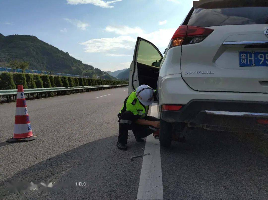 帮驾驶员跟换轮胎通过此次事情,反应出很多驾驶员在高速上突发情况下