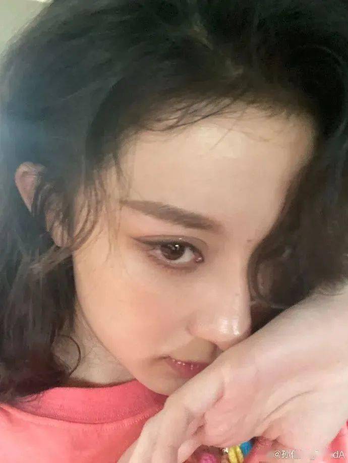 宋妍霏|孟美岐宋妍霏不费吹灰之力的港风妆，看着简单却这么高级？