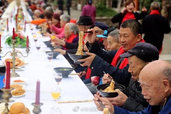 暖心！重庆景区摆百米长桌请老人免费吃长寿面_活动