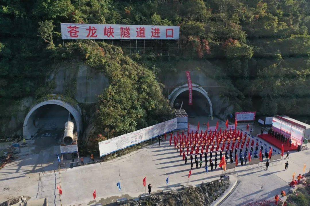 宁石高速公路最长隧道--苍龙峡特长隧道右线顺利贯通_手机搜狐网