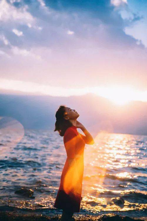 公众号:江南金蝉子(jinchanzi2017)蝉声语语(chansheng2018)   我们都要学会深情地活着,在这薄凉的红尘里.