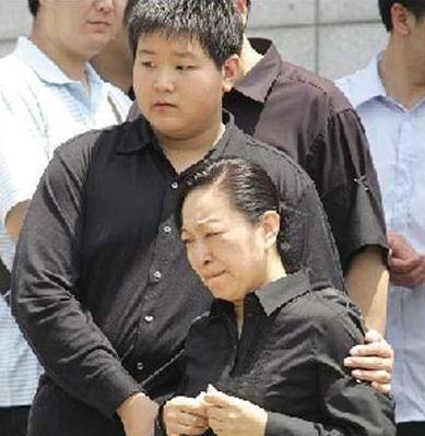 11年前,罗京葬礼上妻子刘继红哭到昏厥,