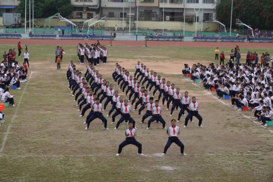 上思县实验中学举行初一年级大课间操比赛