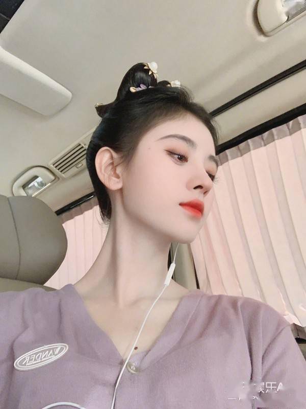 小鞠|她的化妆师该下岗了吧...