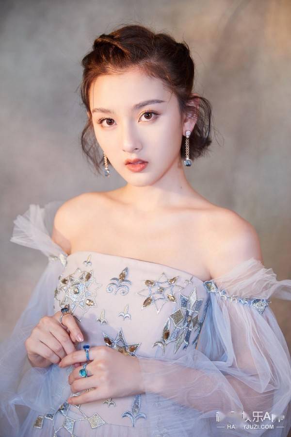 小鞠|她的化妆师该下岗了吧...