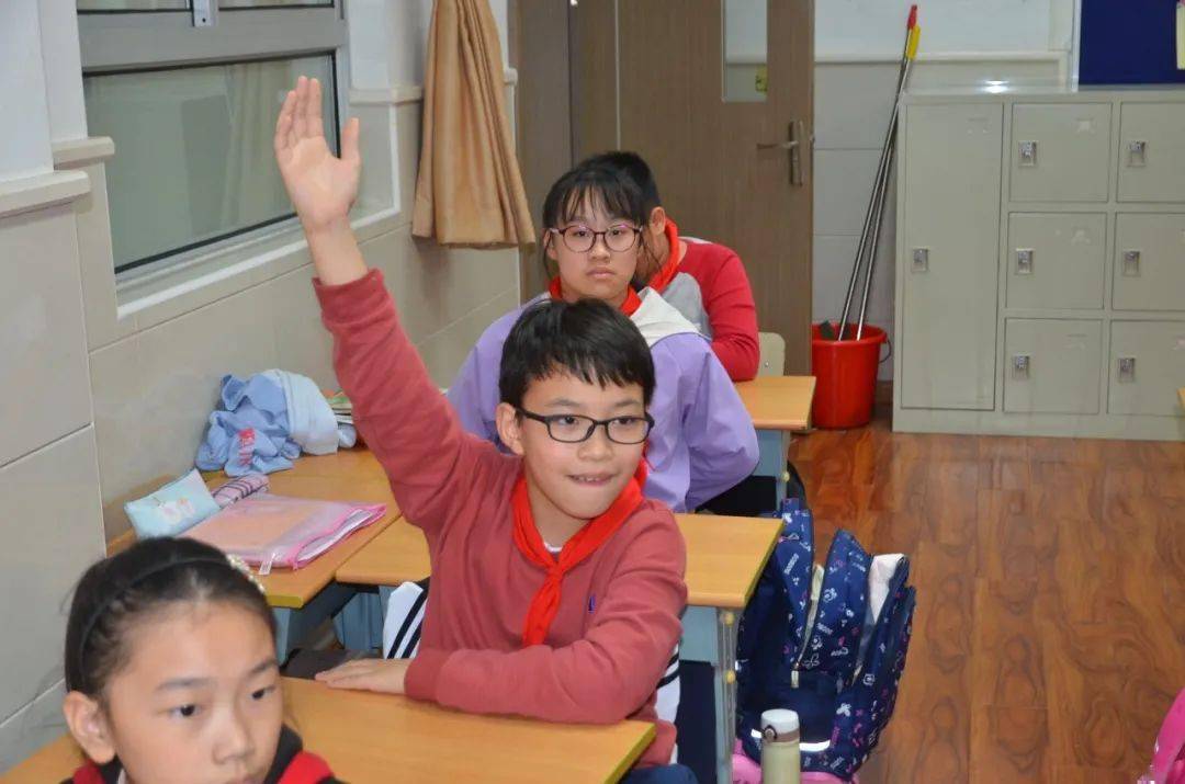 怎么样才可以当上小学老师 d23ea2524f2b4d15956193165a308df5.jpeg