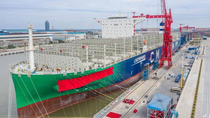 世界最大双燃料集装箱船在上海交付_造船