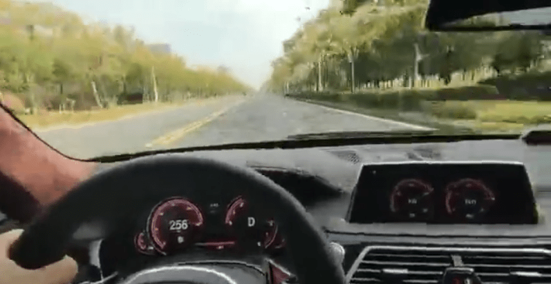 警方通报“宝马司机单手飙车时速近260公里”