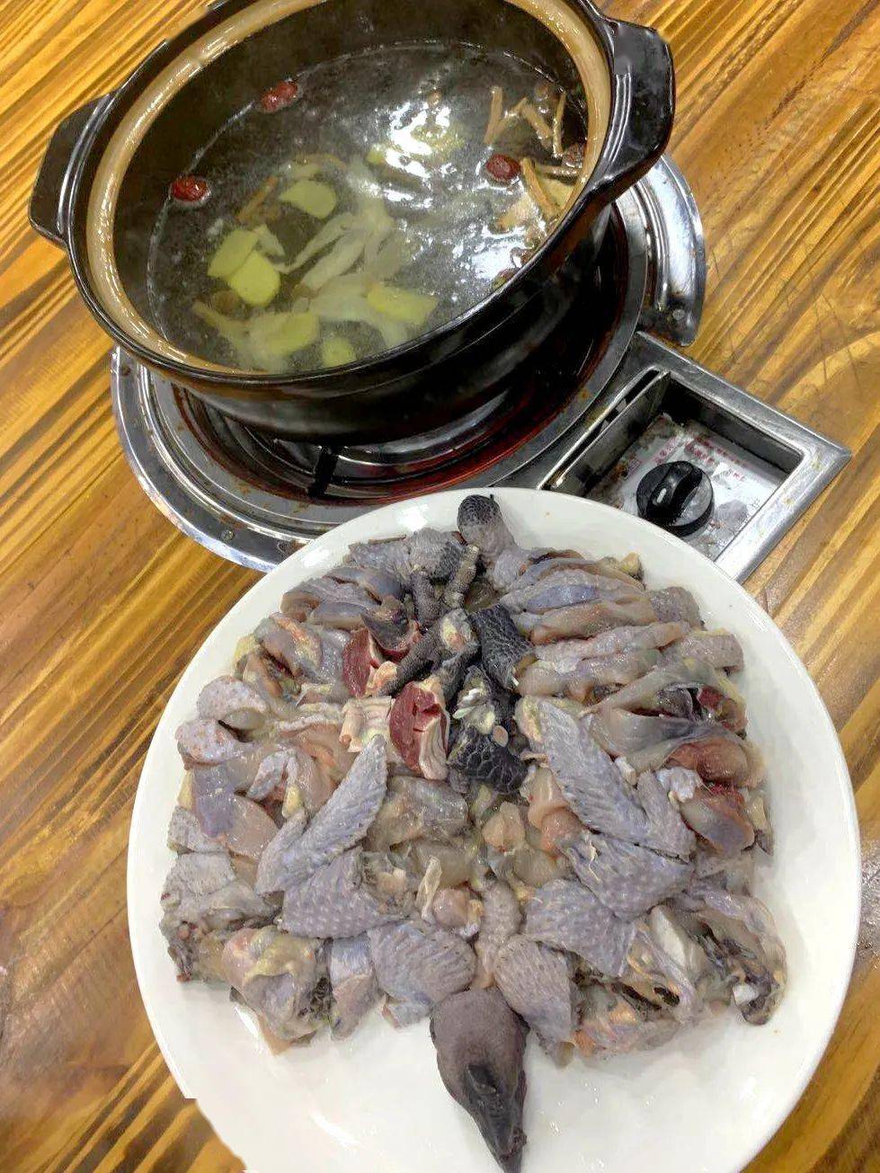 接到爆料四会这家店竟然可以吃鸵鸟肉一口入魂的鸵鸟肉火锅今晚约起