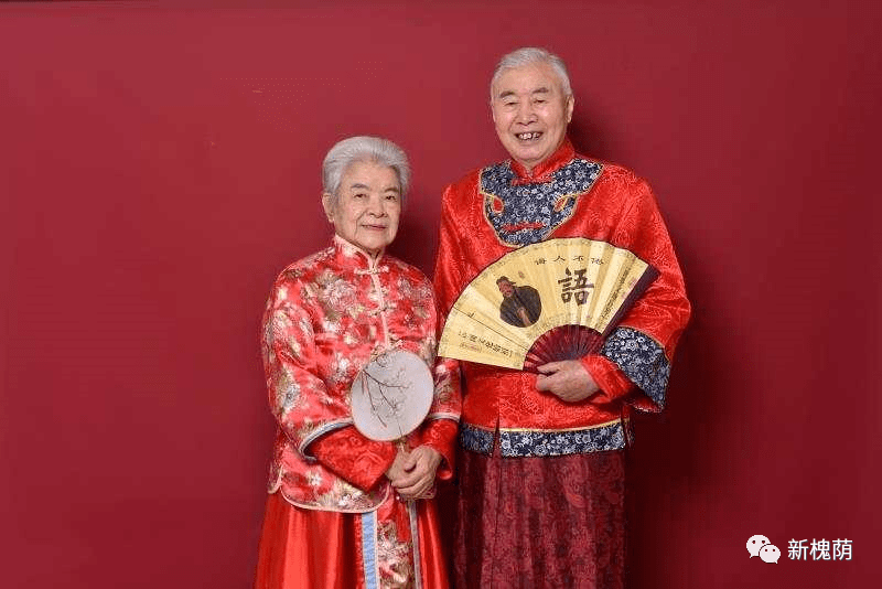 营市街绿园社区为金婚老人拍照留影重温爱情故事