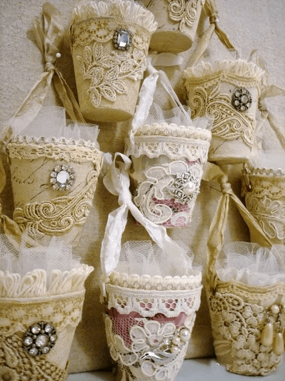 装饰品怎么缝在衣服上 d4adc69699fe47f9bebdc5eadac139f3.png