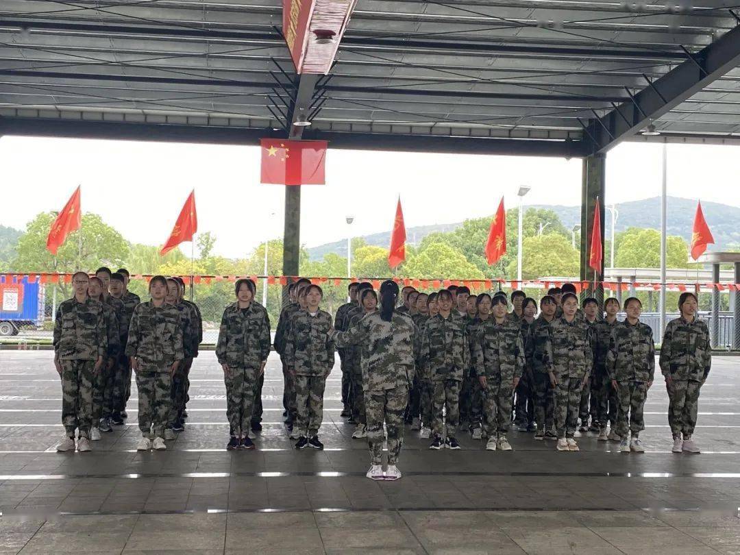 队列考核结束后,太湖湾教育大营地的风雨大棚里响起了嘹亮的军歌声