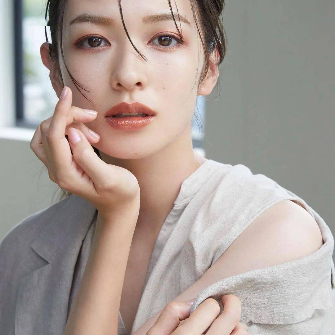 涂谁|足以让你时髦整个秋冬的棕色唇，谁涂谁好看