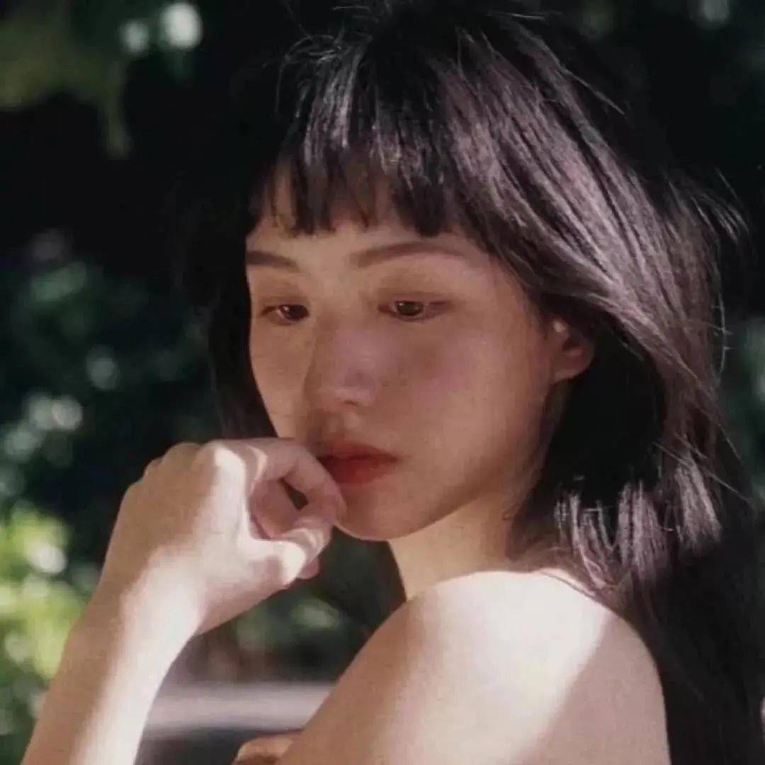 复古短发女生头像:不努力的话,天赋是会被收走的.