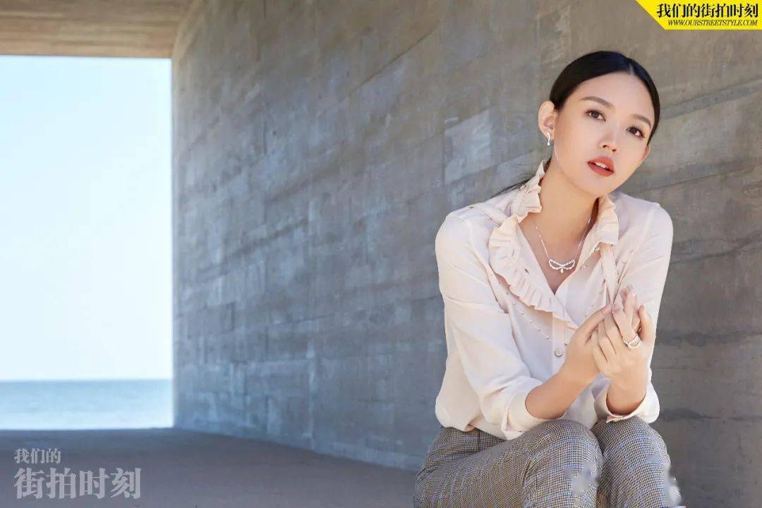 时装|胡杏儿 唐艺昕 张梓琳 TA们的穿搭满足你的秋日绮想吗？