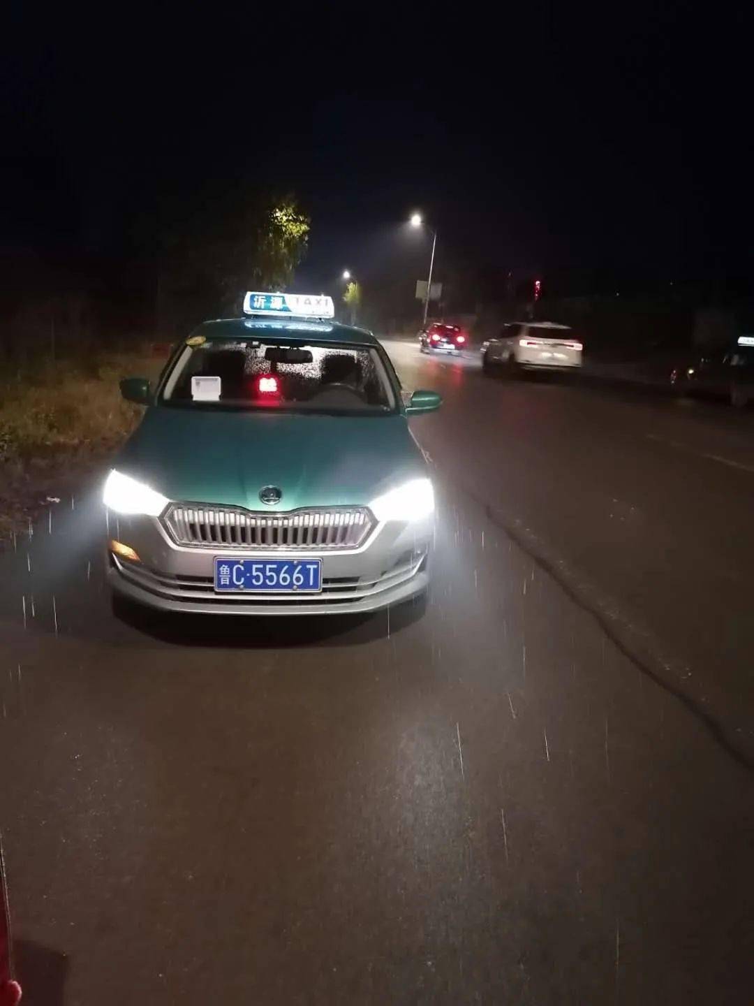 夜晚,淄博一学生独自走在路中间!两辆出租车突然停下