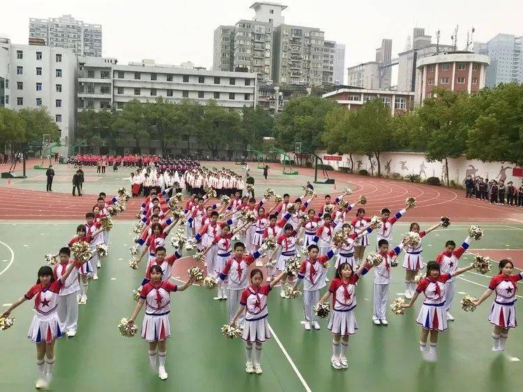 武珞路实验初级中学千名学生向家乡武汉致敬