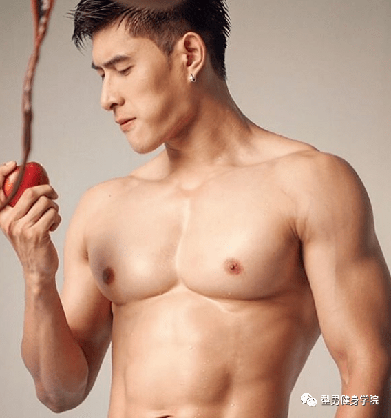 那个大胸肌肉男的胸肌真好看!