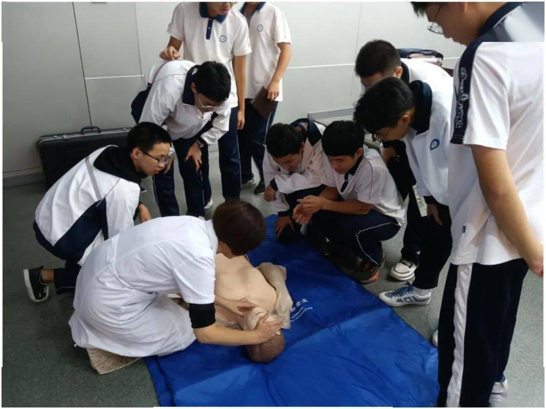 急救知识宣讲稿 d51cb7760fe64cea8f71629ae4c2dbbf.jpeg