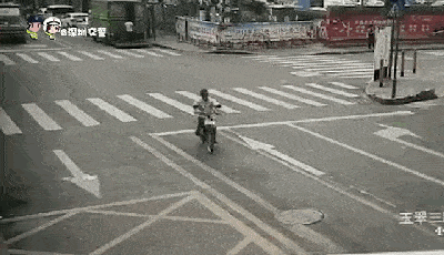 马路|揪心｜永宁一幼儿和大人一起过马路时摔倒，遭小轿车碾轧！