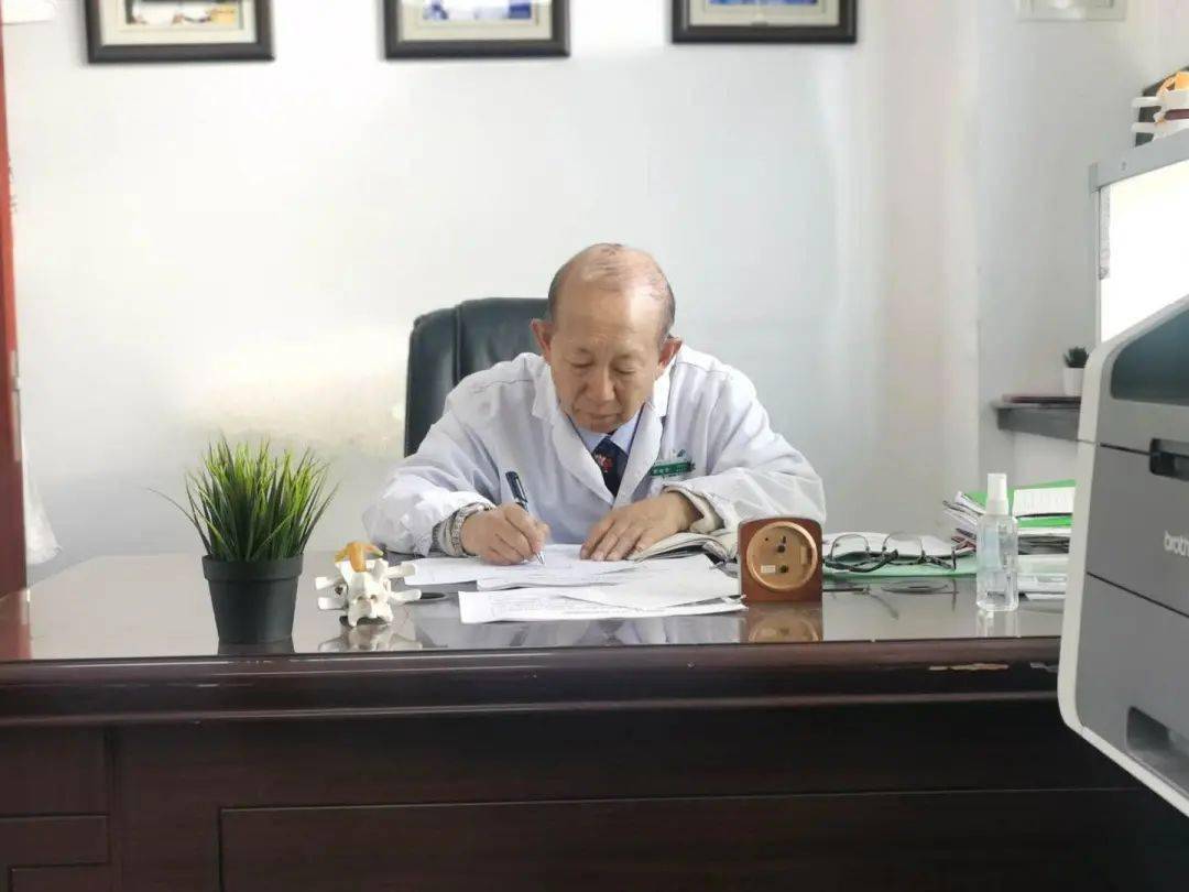 董清平教授在准备课程讲义