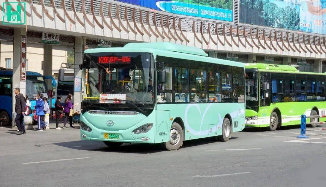 桐庐多条城乡公交线路 换上了纯电动公交 不仅车身颜值高更具活力