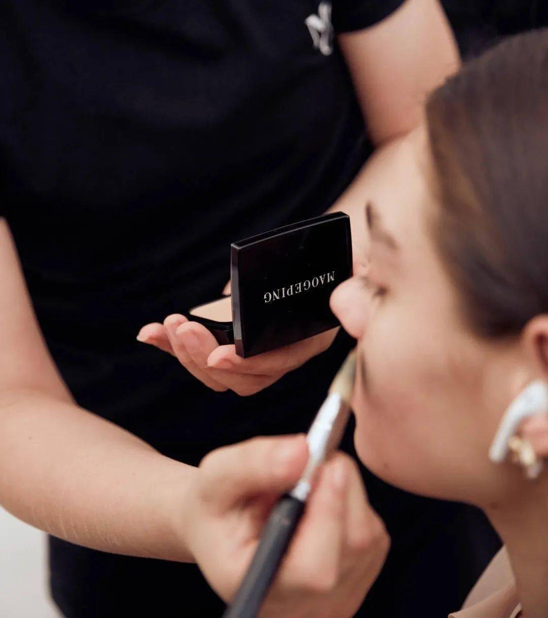 毛戈平|李佳琦推荐~热销4万+！能顾持妆10小时的神器究竟是什么？