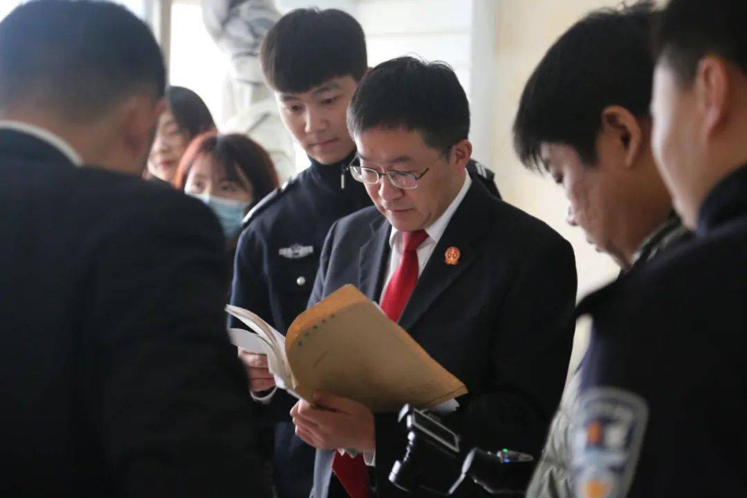 镇平县法院开启线上直播首席执行官亲自带队执行28万名网友围观