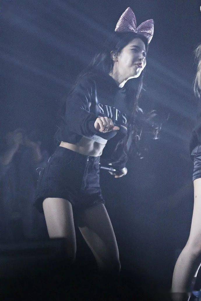 回归之际腹肌更加鲜明了的女团爱豆