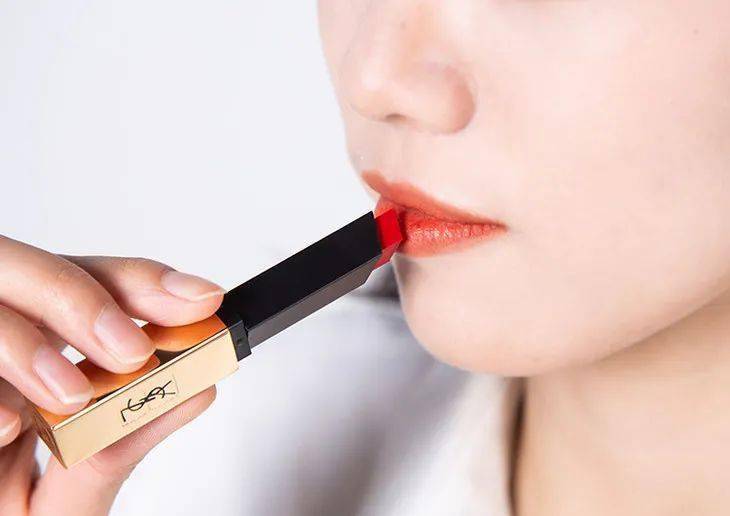 秋冬必|秋冬必买的YSL小金条，美到窒息，6折闭眼入