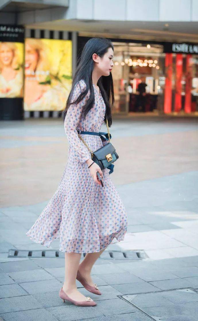 美丽的女生穿上高跟鞋,让自己显得更加气质