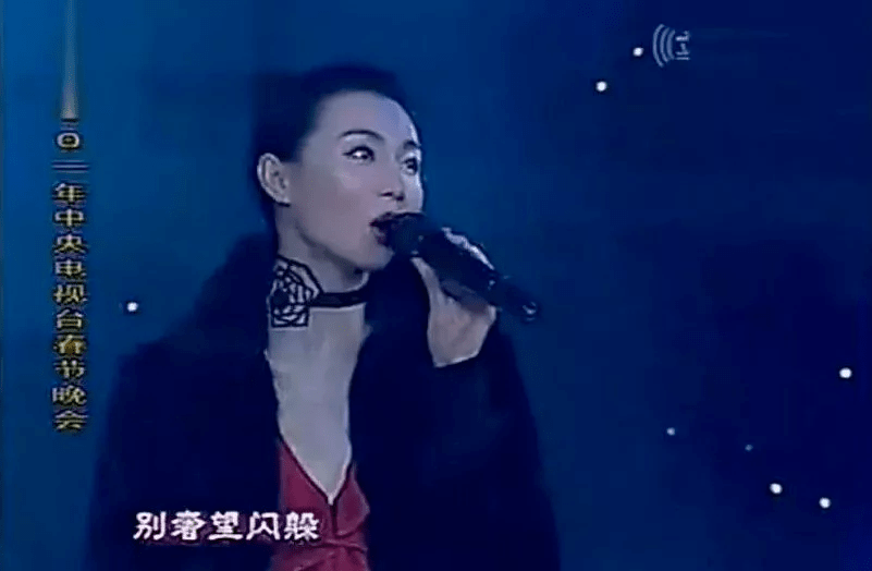 平民区|宝姐:张曼玉买地摊货、住平民区,年过半百却仍然是最时尚的女神?!